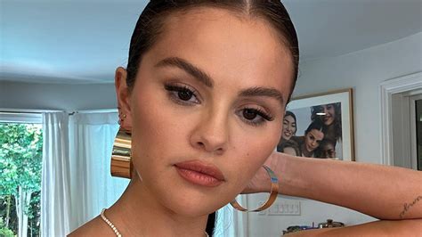 selina gomez leaks|Selena Gomez posts then deletes racy photos on。